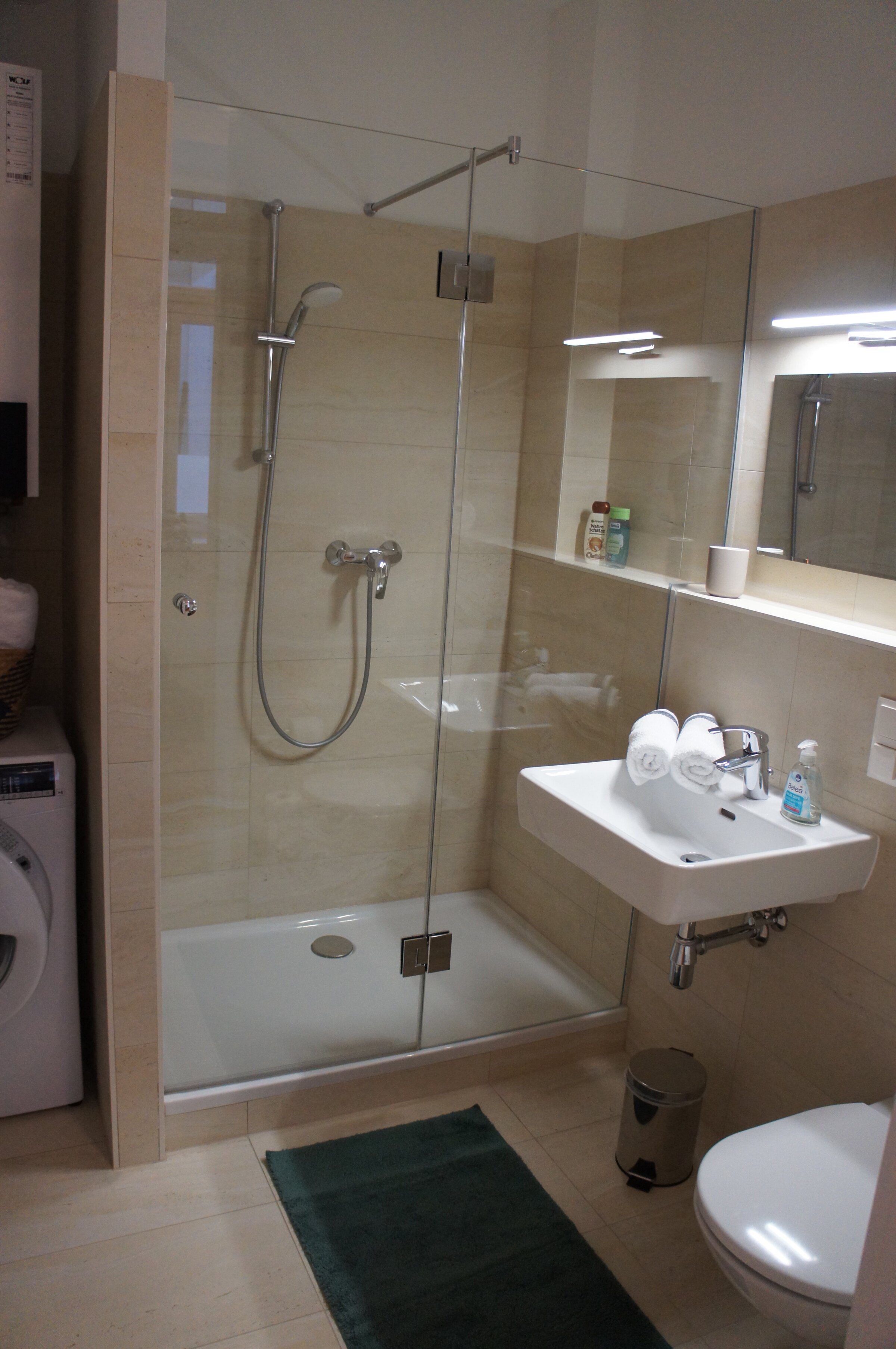 Badezimmer mit Waschmaschine