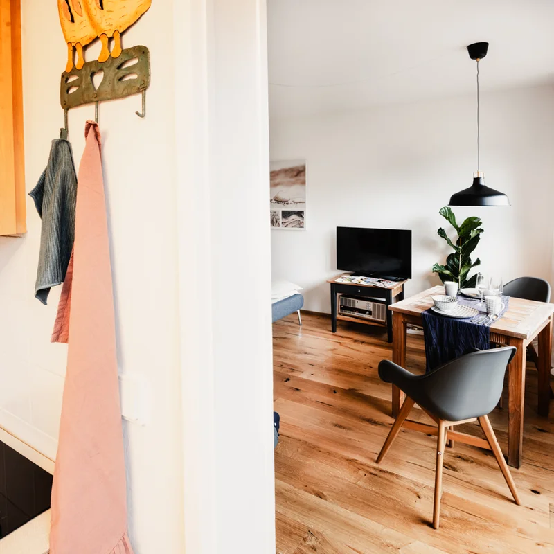 Blick von der Küche in den Wohnbereich