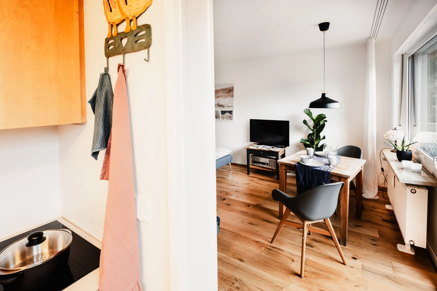 Blick von der Küche in den Wohnbereich