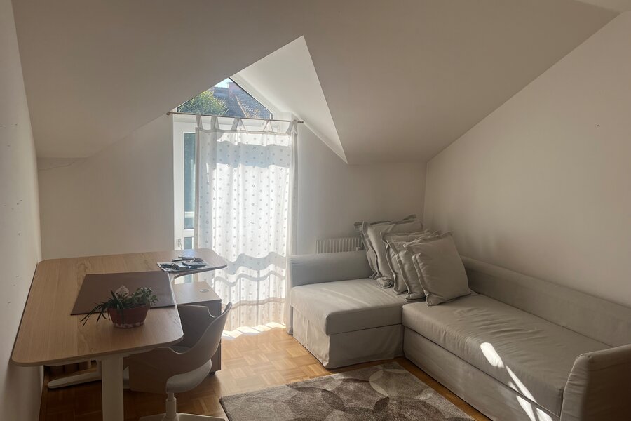 Schreibtisch und Schlafsofa