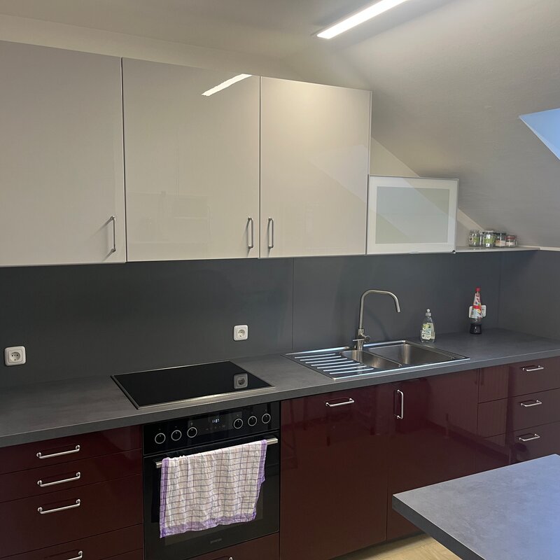 Küchenzeile mit Geschirrspüler und E-Herd