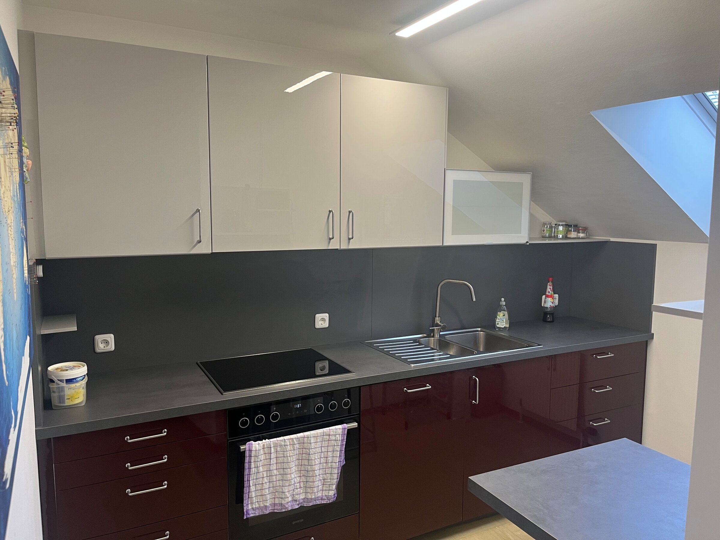 Küchenzeile mit Geschirrspüler und E-Herd