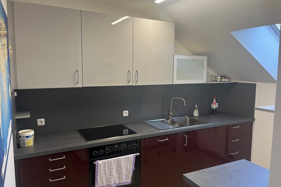 Küchenzeile mit Geschirrspüler und E-Herd