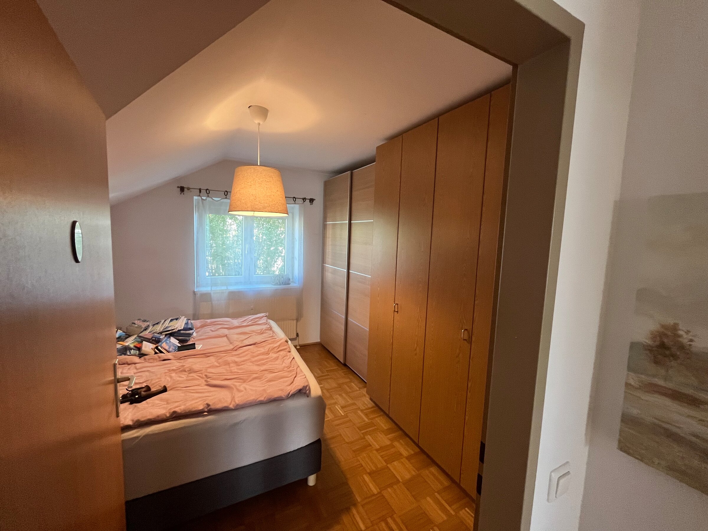 Bockspringdoppelbett, Kleiderschränke