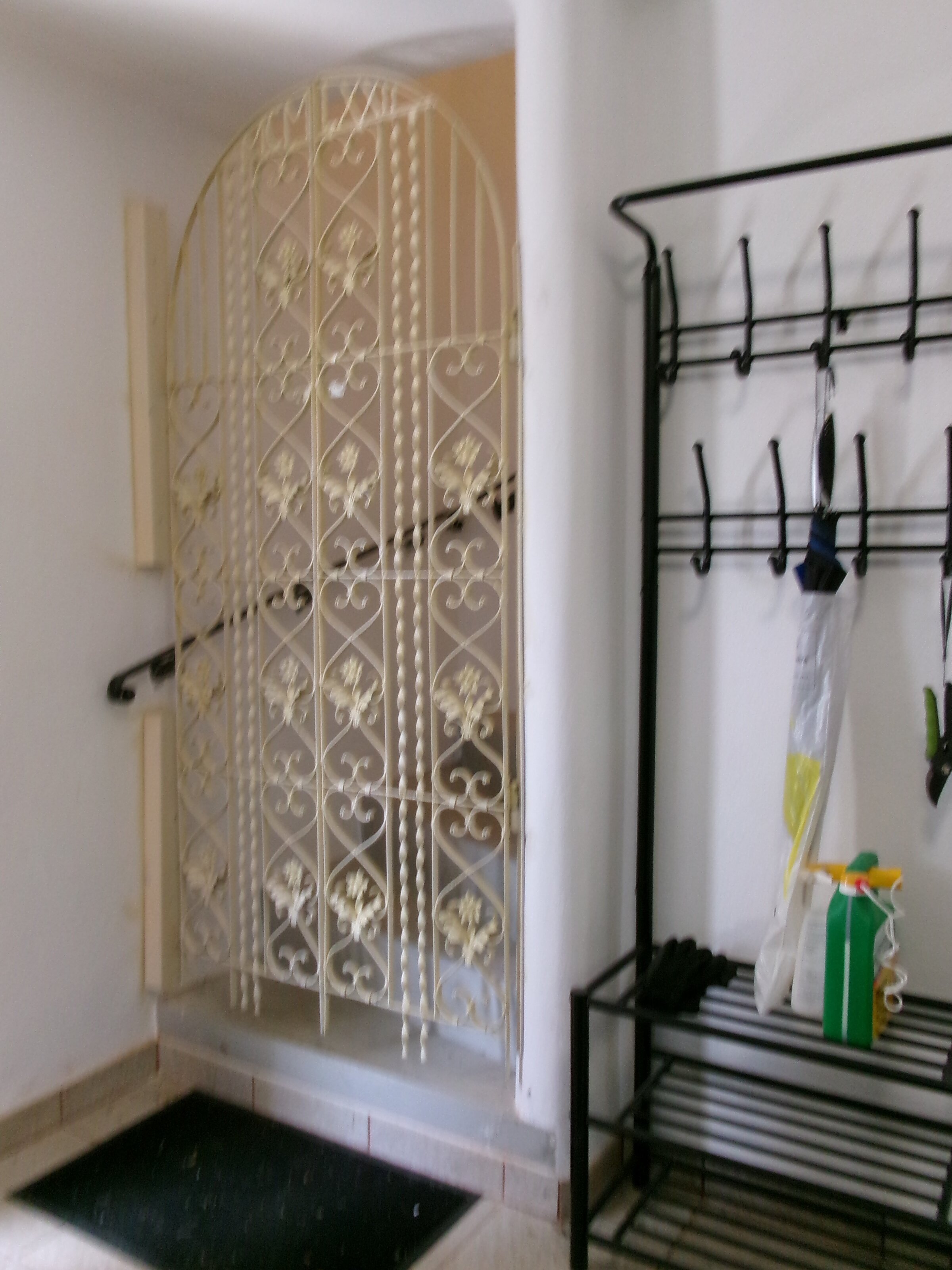 Geschlossener Aufgang und Garderobe | © rh