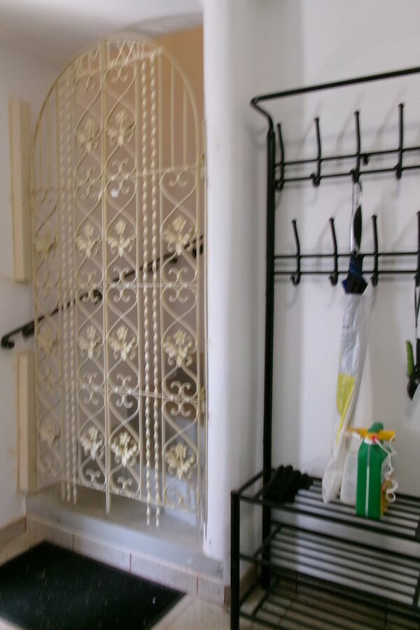 Geschlossener Aufgang und Garderobe | © rh