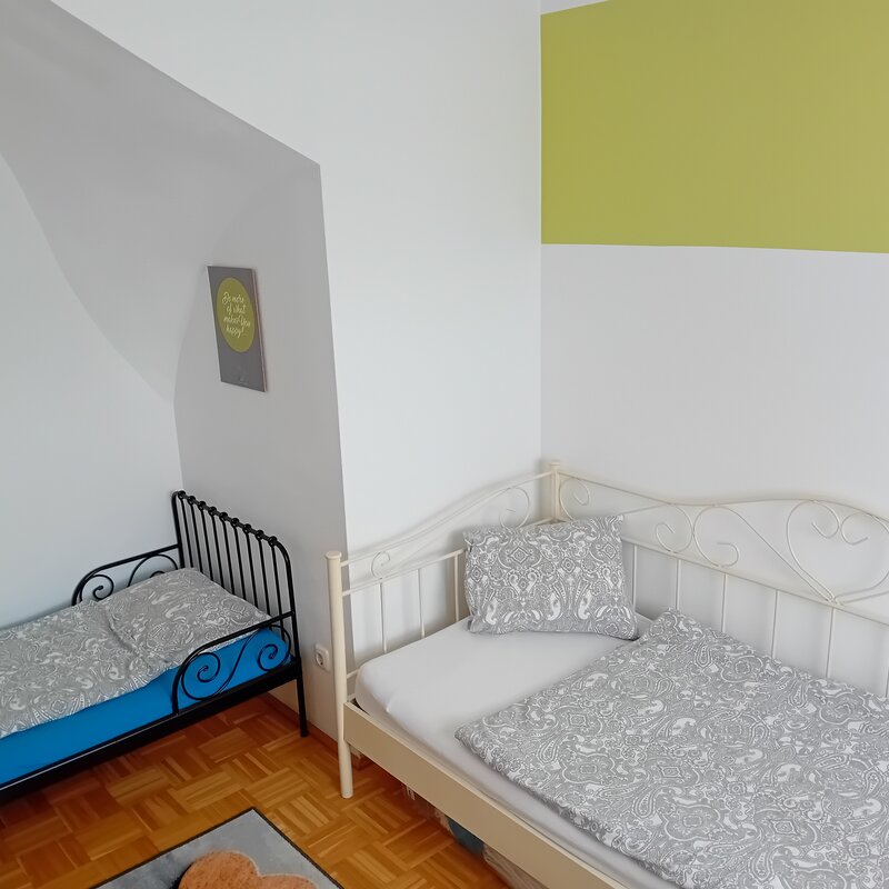 1 Bett 90×200 cm, 1 Kinderbett