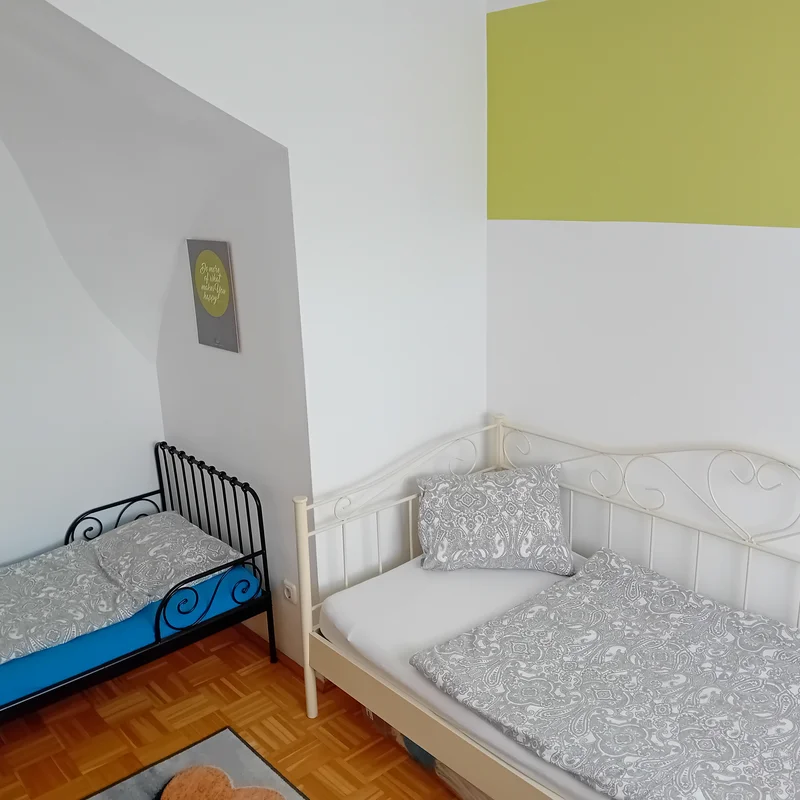 1 Bett 90×200 cm, 1 Kinderbett