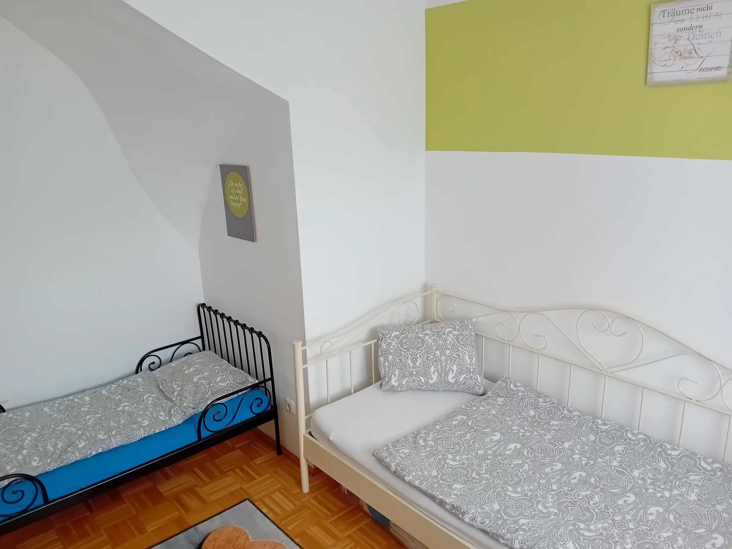 1 Bett 90×200 cm, 1 Kinderbett