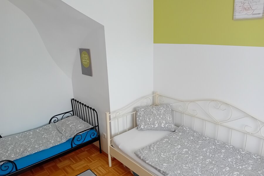 1 Bett 90×200 cm, 1 Kinderbett