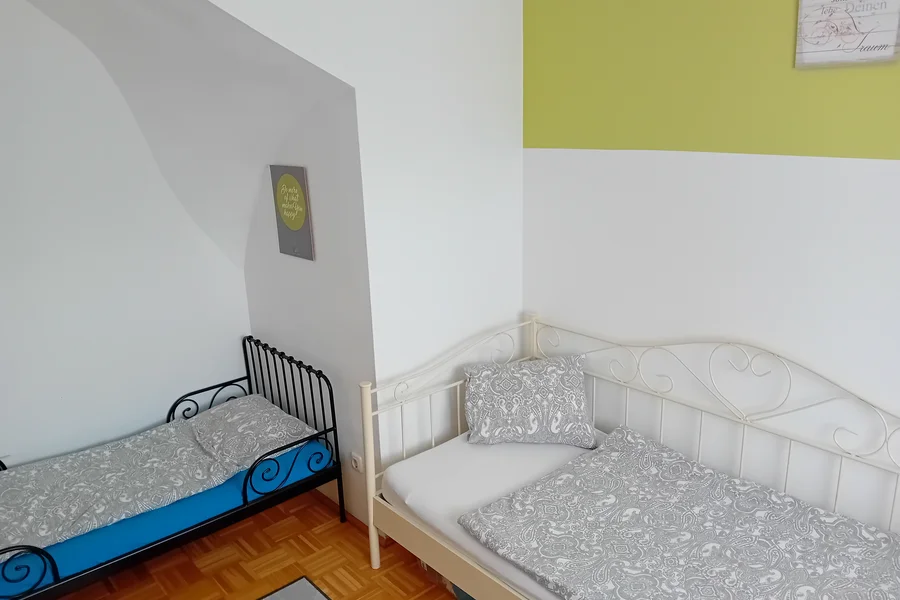 1 Bett 90×200 cm, 1 Kinderbett