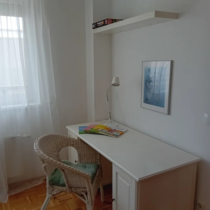 Bücher und Malsachen vor Ort zur Verfügung