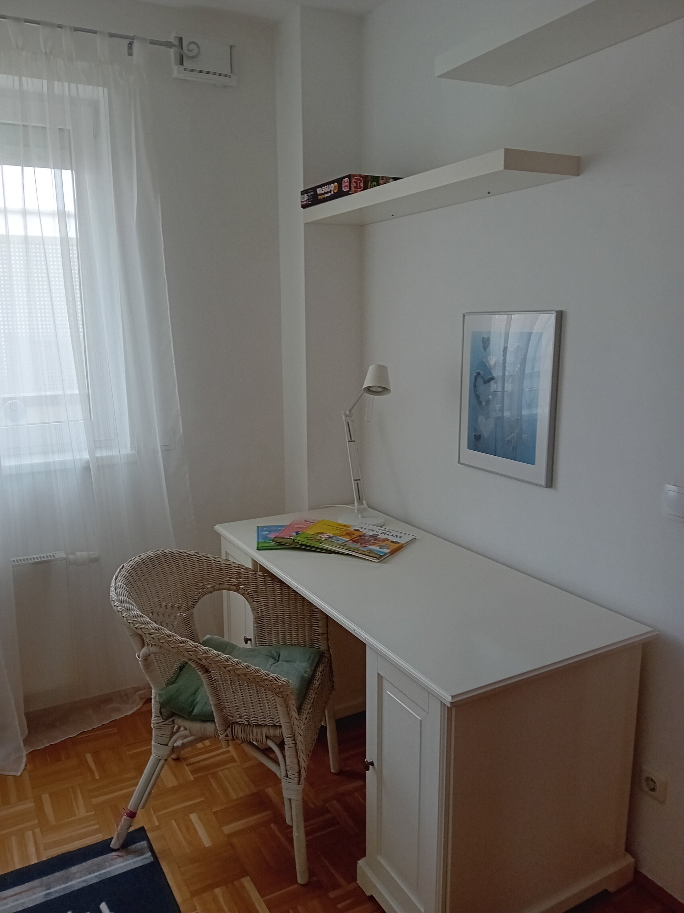 Bücher und Malsachen vor Ort zur Verfügung