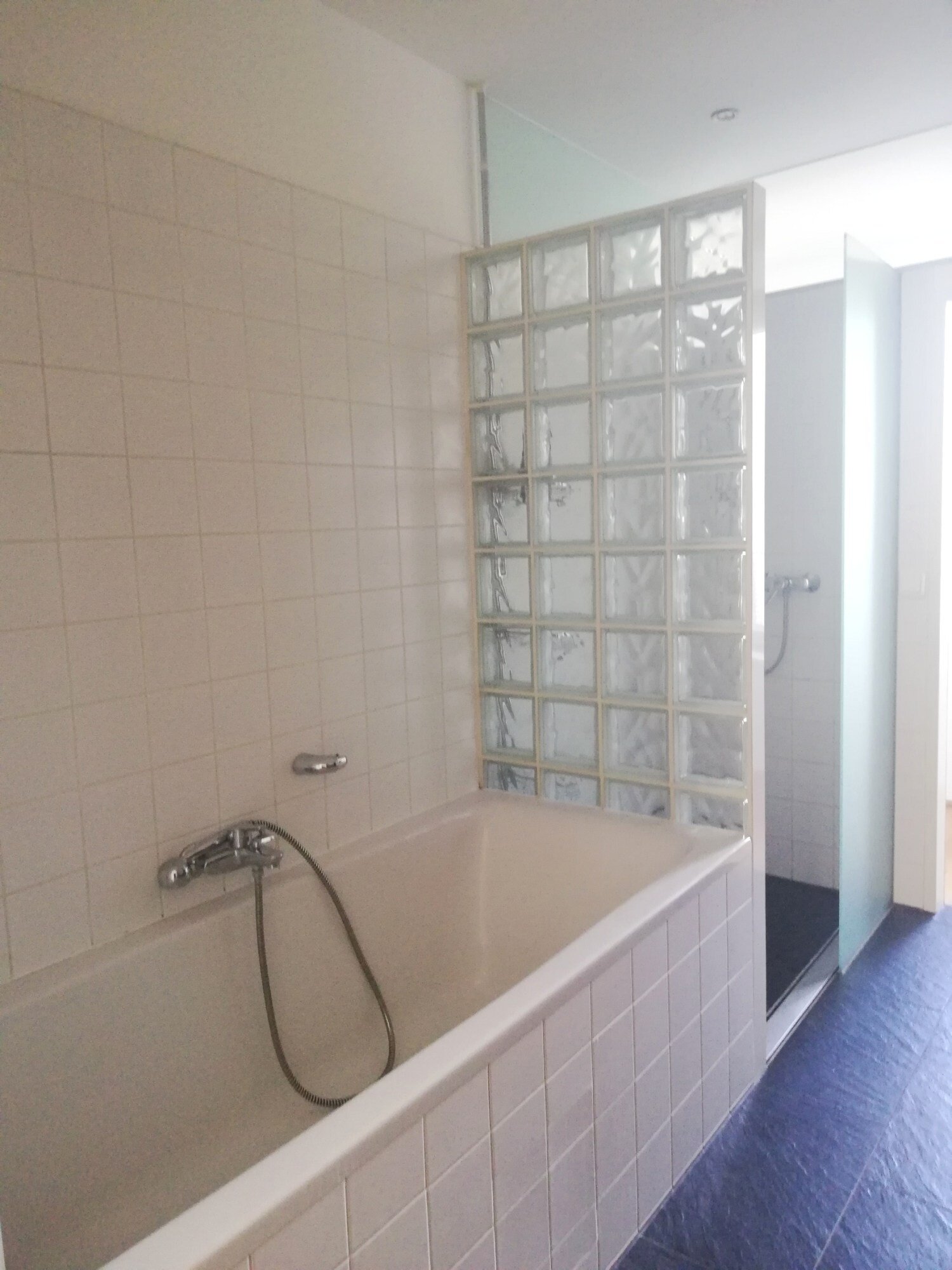 Bath tub and Shower | © Martina Kuso