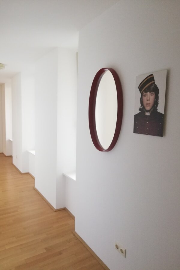 Bright entry to all rooms