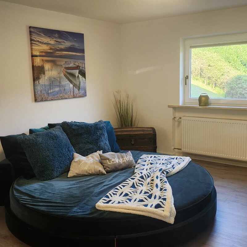 Round bed & nature view: 2-room apartment for short-term rental in Thiersee – temporary housing for 1 to 6 months.