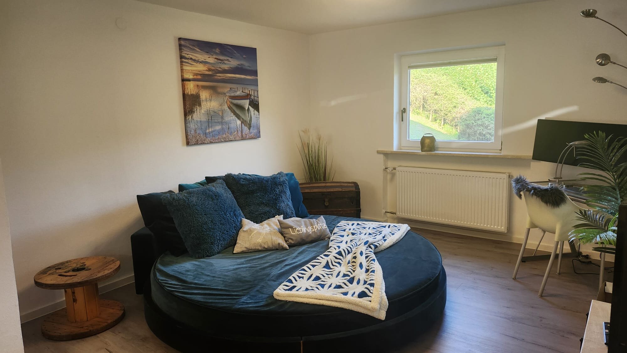 Round bed & nature view: 2-room apartment for short-term rental in Thiersee – temporary housing for 1 to 6 months.