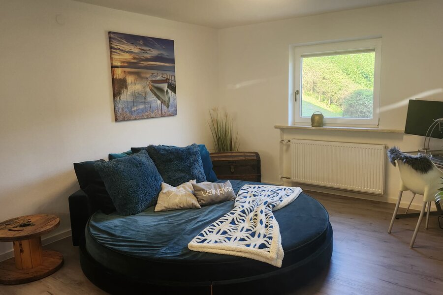 Round bed & nature view: 2-room apartment for short-term rental in Thiersee – temporary housing for 1 to 6 months.