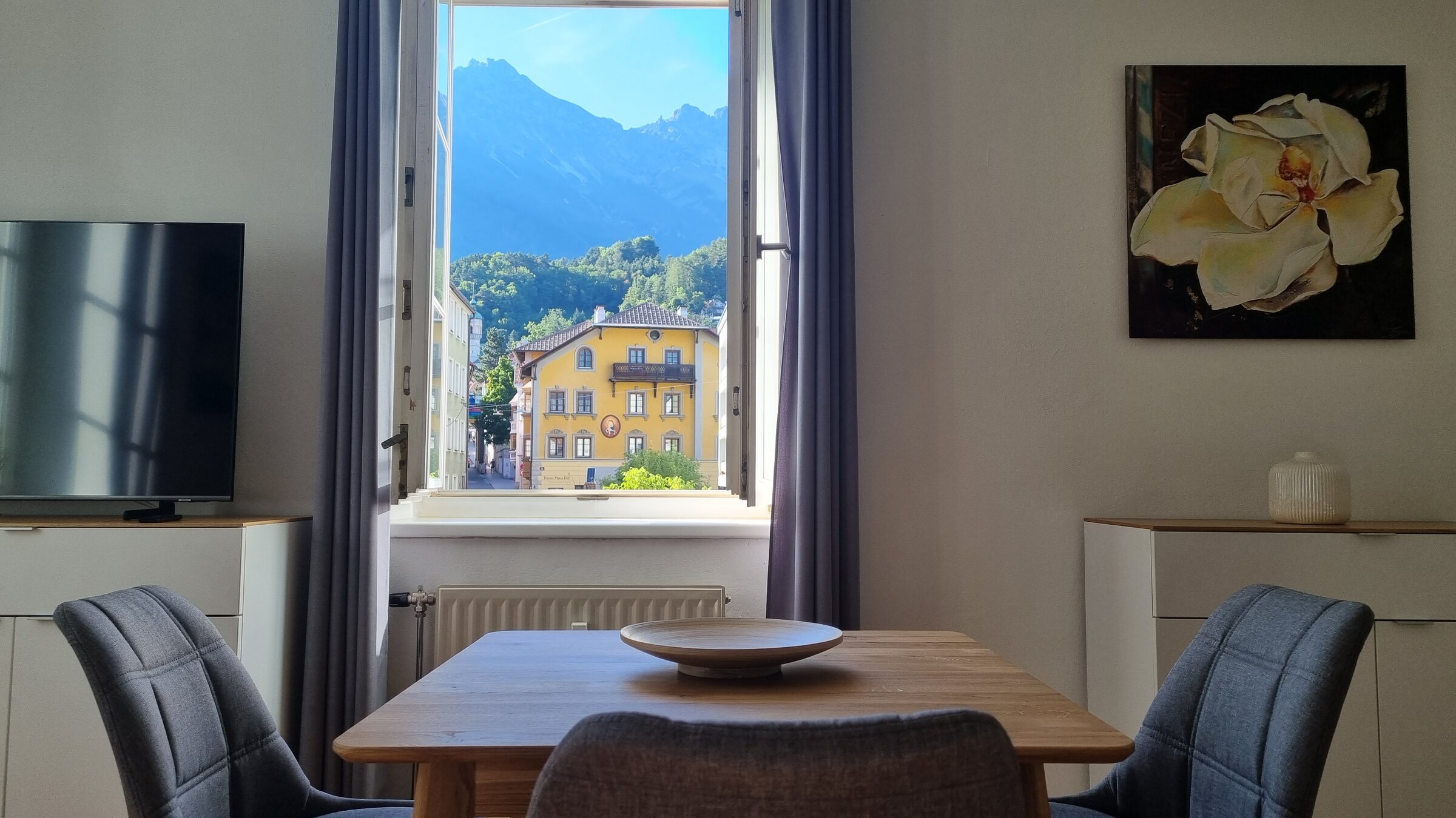 Bright dining area with mountain panorama: 2-room apartment for short-term rental & temporary housing for 1 to 6 months in Innsbruck