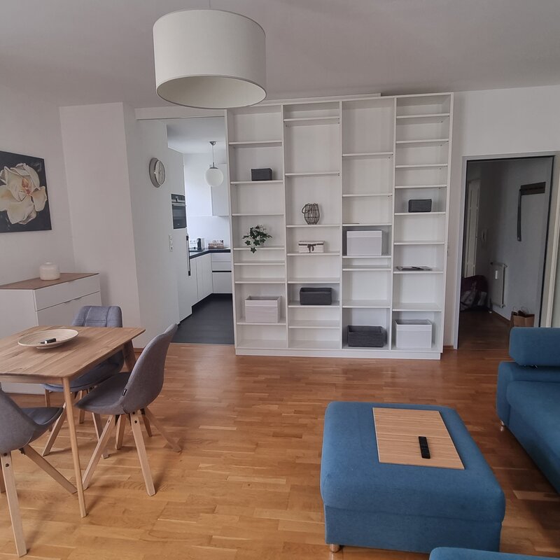 Wohnraum mit Bücherregal