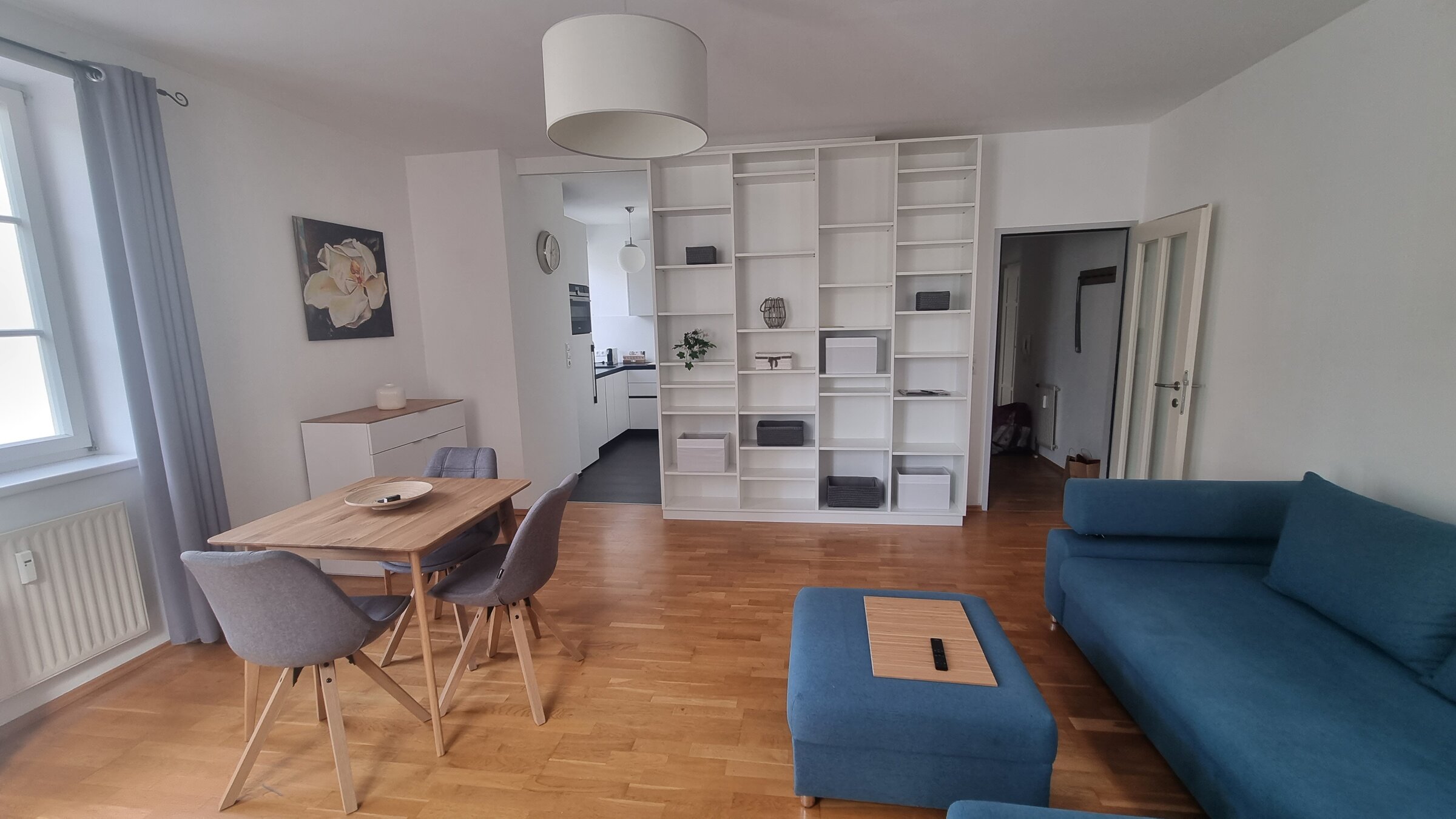 Wohnraum mit Bücherregal