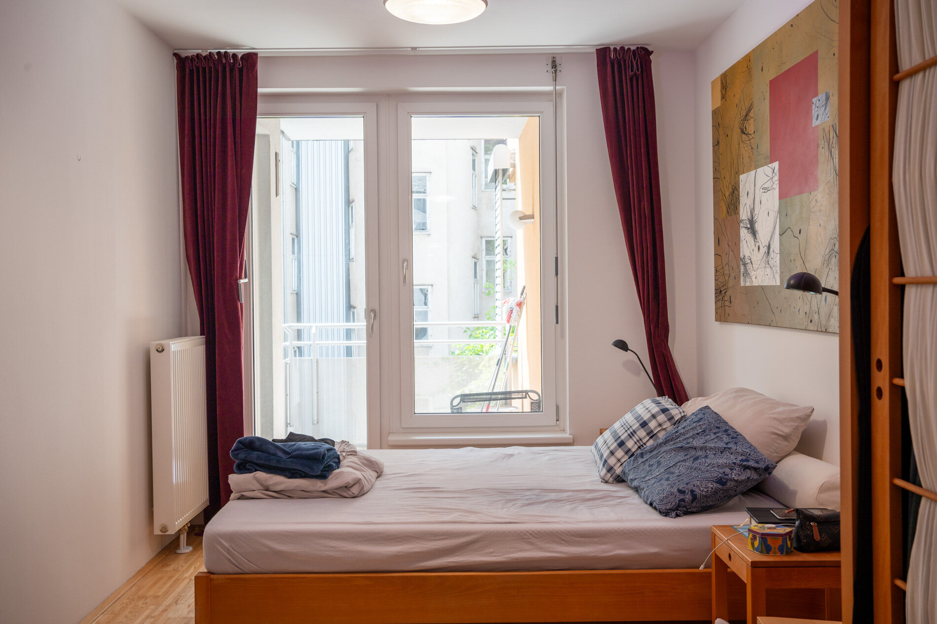 Helles Schlafzimmer, modern und funktional eingerichtet