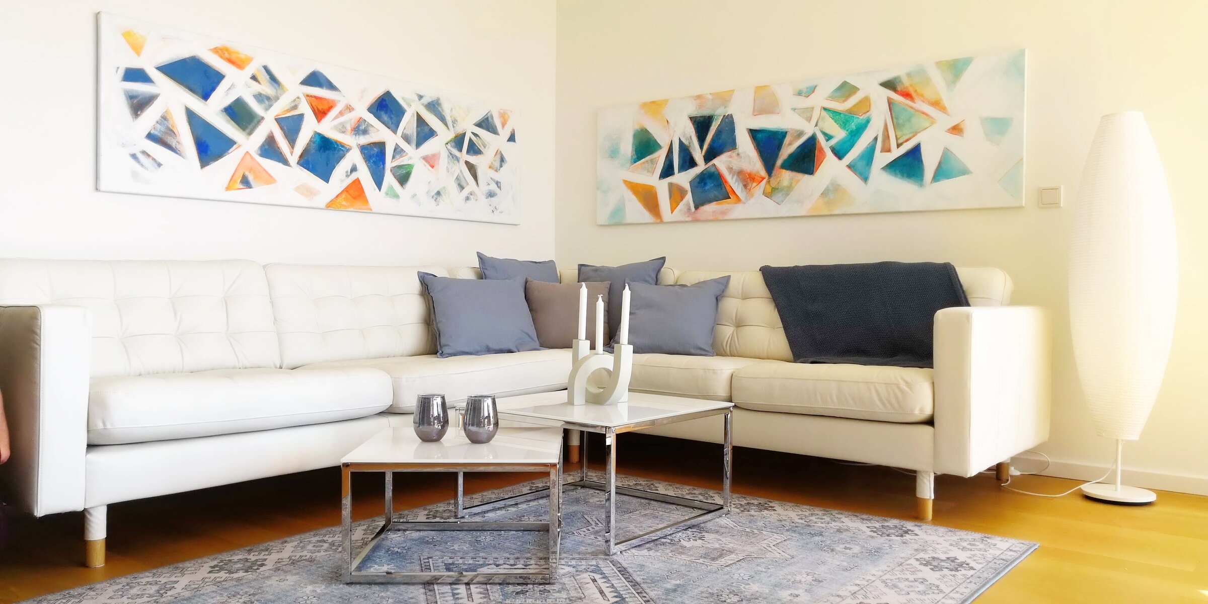 Helles Wohnzimmer mit Kunstwand & Ledersofa – 2-Zimmer Wohnung, Kurzzeitmiete Wien, Wohnen auf Zeit für 1 bis 6 Monate