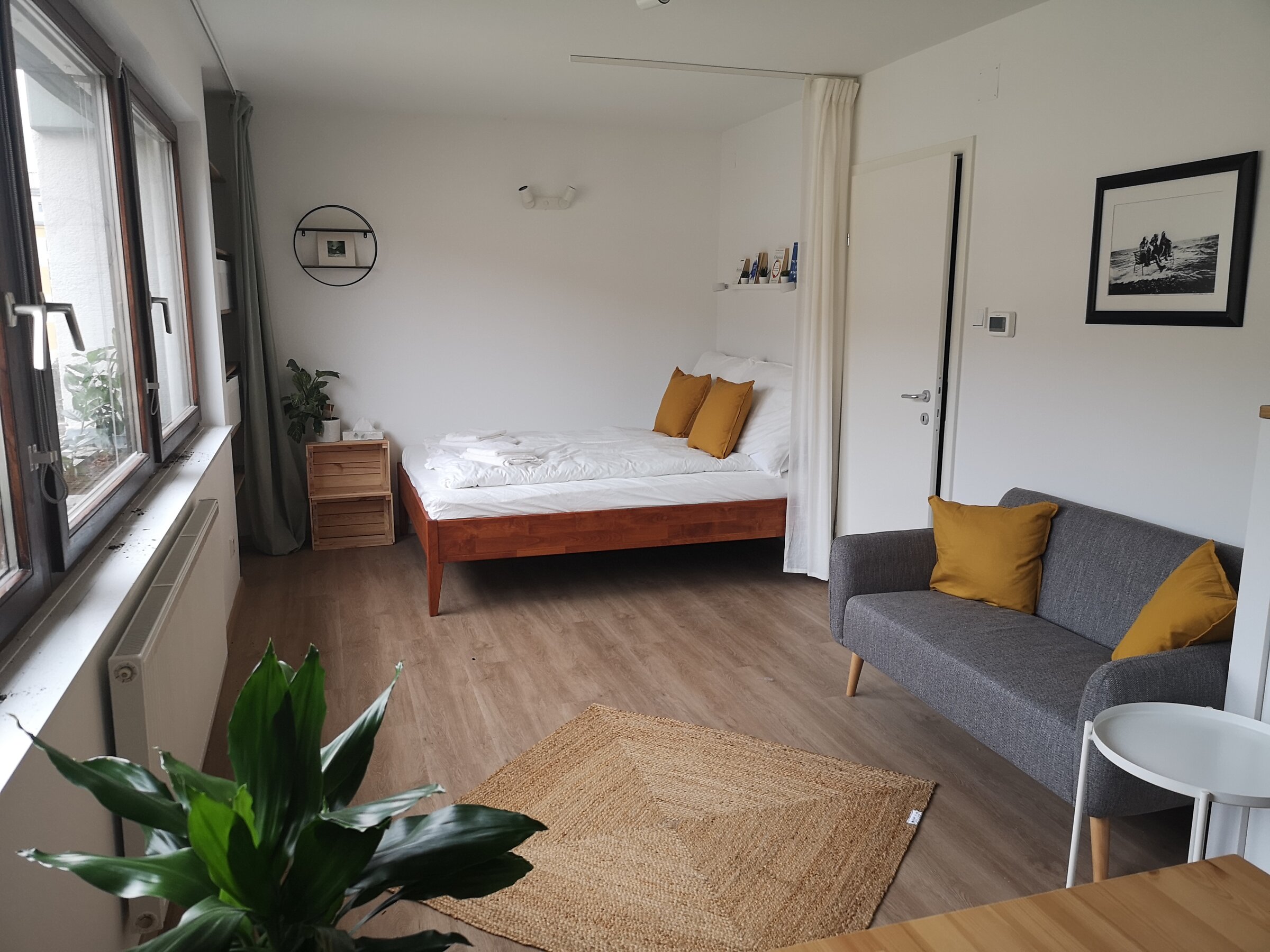 Smartly furnished it offers everything you need to feel at home. A cosy sleeping area, a nordic couch and big windows allowing a lot of light coming in. 