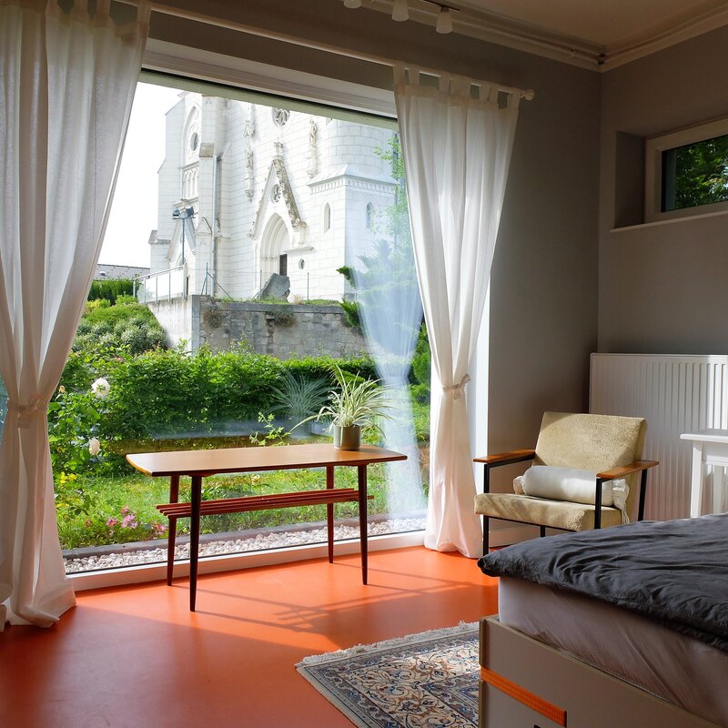 Schlafzimmer mit Blick auf die Kirche