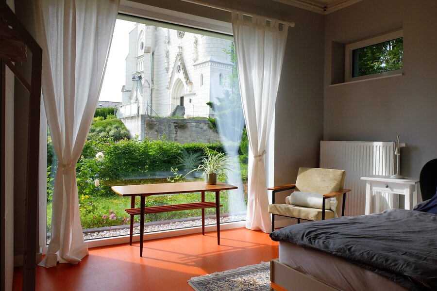 Schlafzimmer mit Blick auf die Kirche
