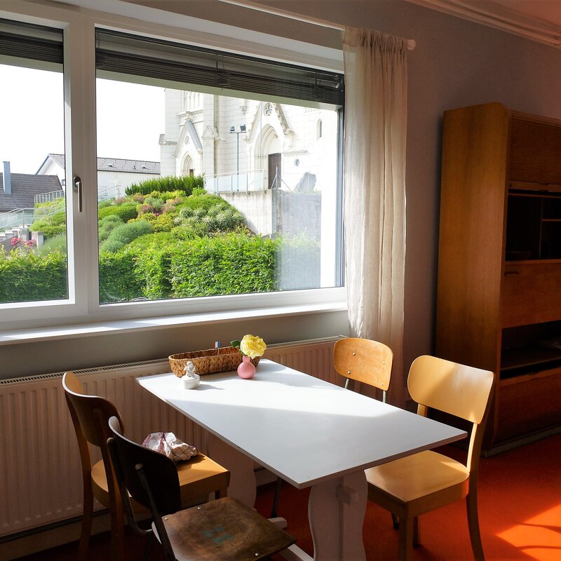 Essplatz mit Blick auf die Kirche