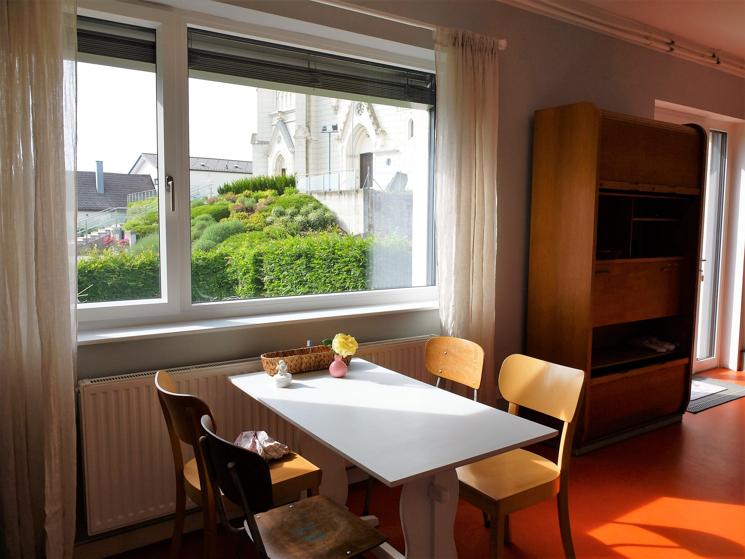 Essplatz mit Blick auf die Kirche