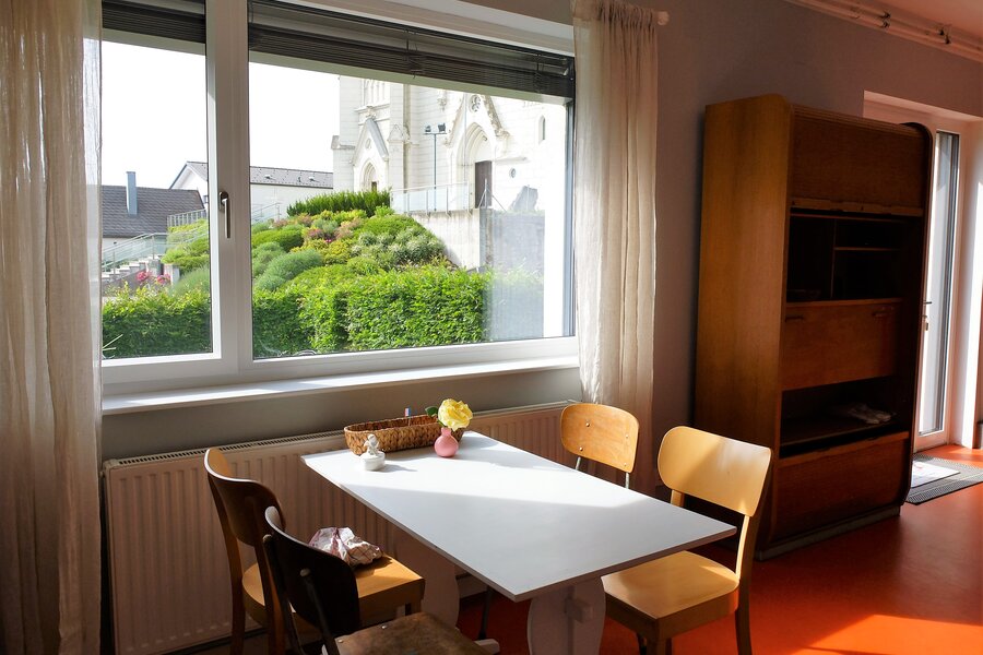 Essplatz mit Blick auf die Kirche