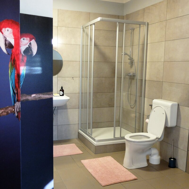 Badezimmer mit Papageien-Paravent
