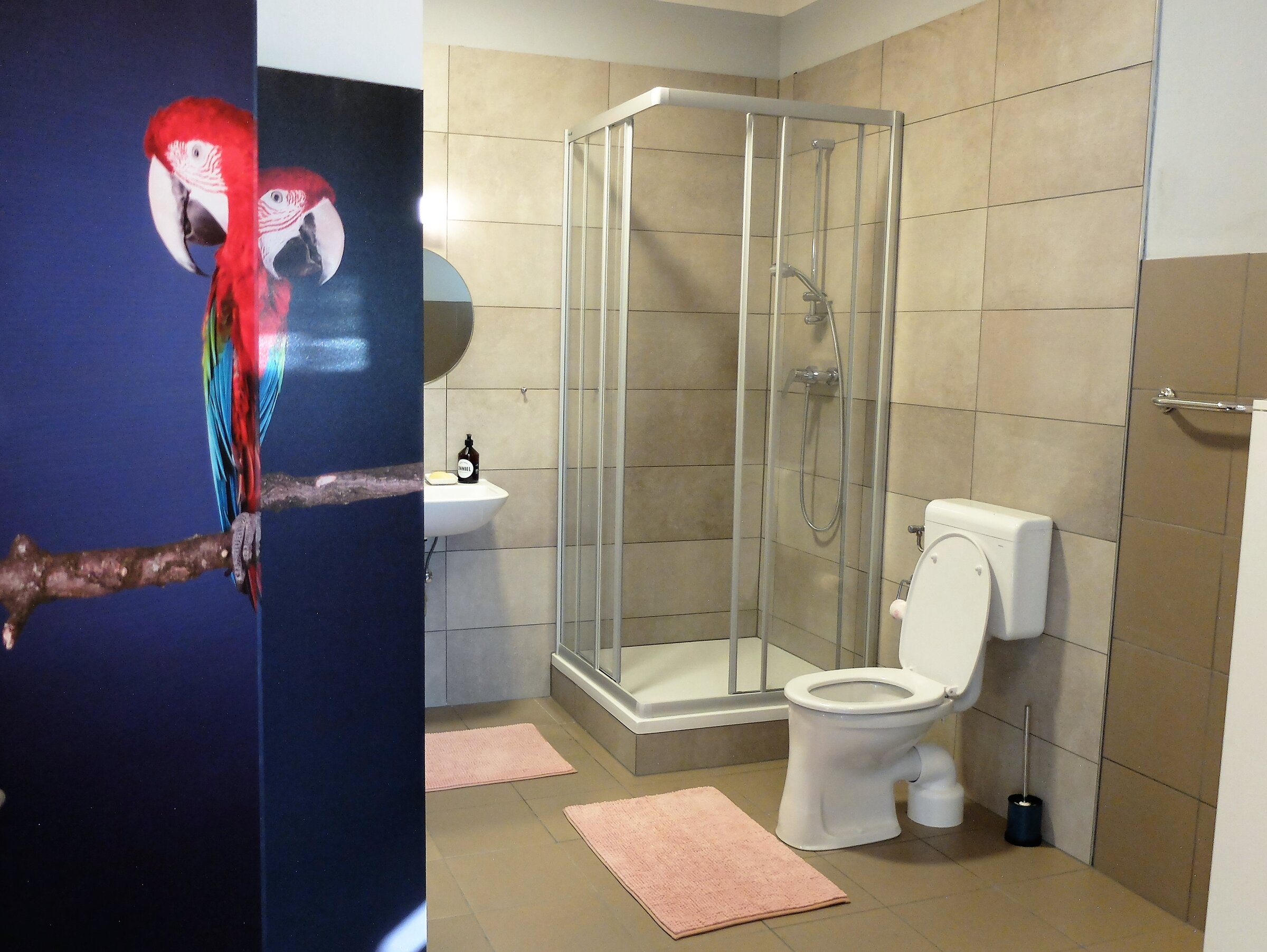 Badezimmer mit Papageien-Paravent