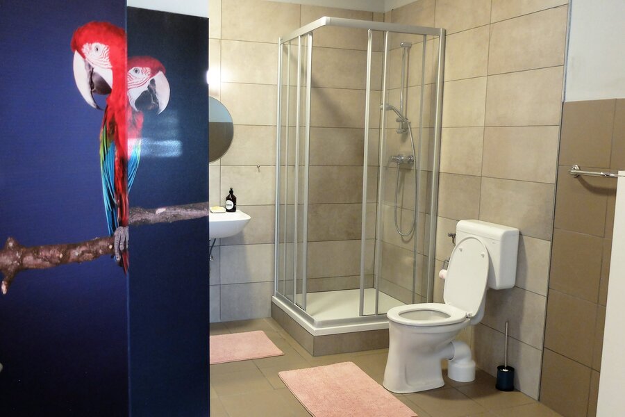 Badezimmer mit Papageien-Paravent