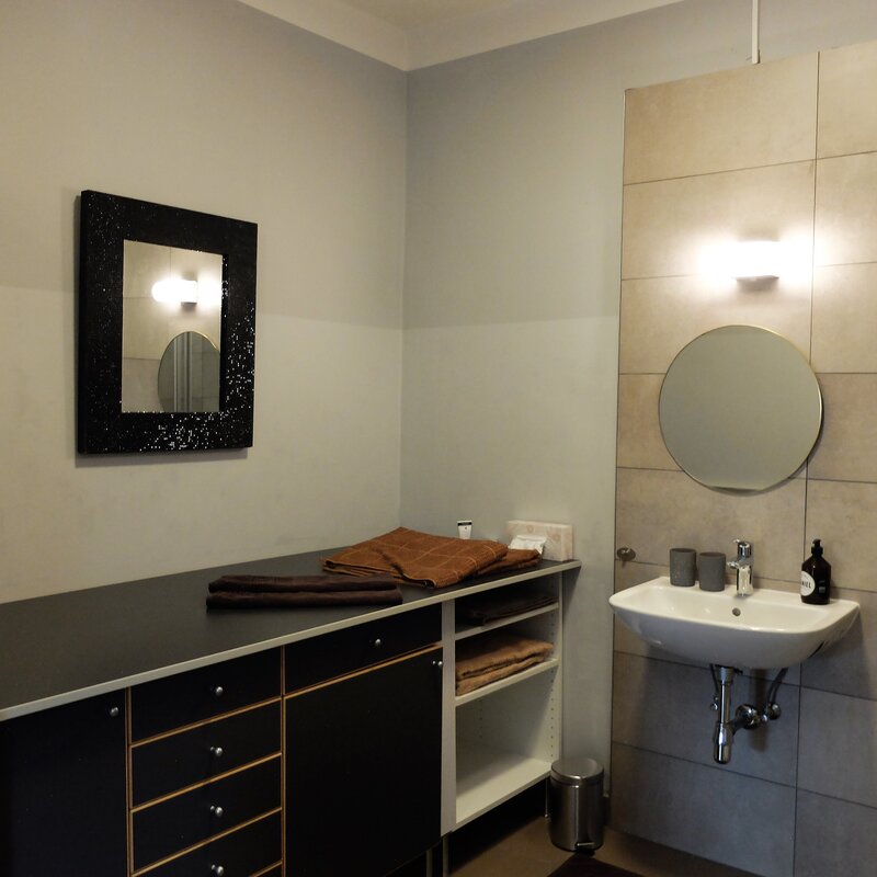 Waschtisch, Spiegel, Ablagefläche