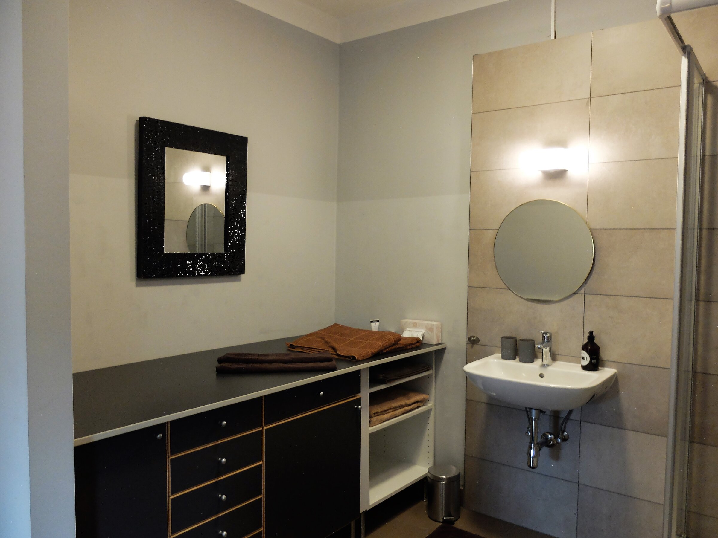 Waschtisch, Spiegel, Ablagefläche