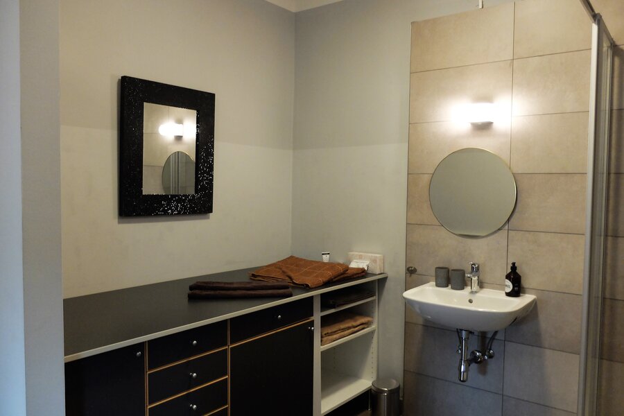 Waschtisch, Spiegel, Ablagefläche