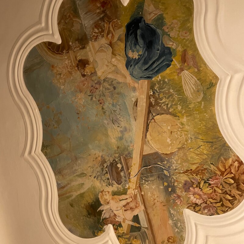 Denkmalgeschützter Stuck im Schlafzimmer 