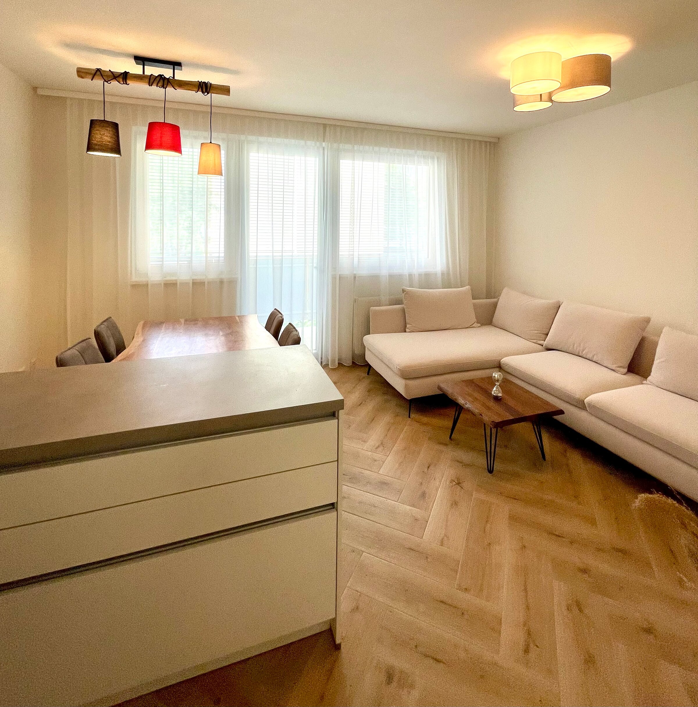 Wohnküche mit Loggia Richtung Westen (Nachmittagssonne)