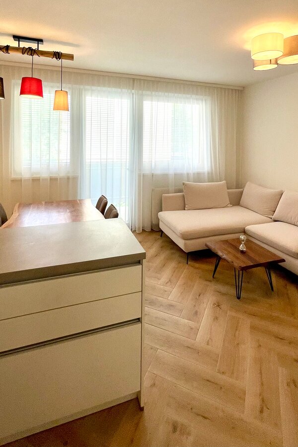 Bright open-plan living & kitchen area – 3-room apartment for short-term rental & temporary housing for 1 to 6 months in Klagenfurt