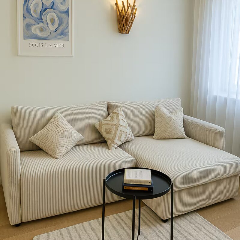 Helles Wohnzimmer mit Designercouch & Wandkunst – 1-Zimmer Apartment zur Kurzzeitmiete & Wohnen auf Zeit für 1 bis 6 Monate in Wien