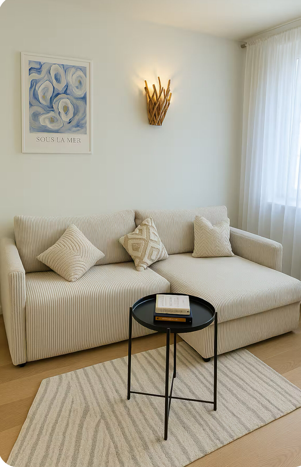 Helles Wohnzimmer mit Designercouch & Wandkunst – 1-Zimmer Apartment zur Kurzzeitmiete & Wohnen auf Zeit für 1 bis 6 Monate in Wien