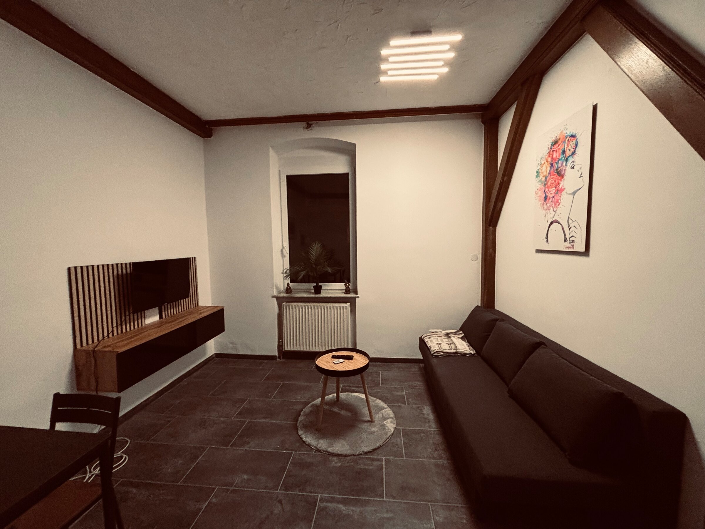 Wohnzimmer mit Couch & TV – 2-Zimmer-Wohnung zur Kurzzeitmiete & Wohnen auf Zeit für 1 bis 6 Monate in Linz