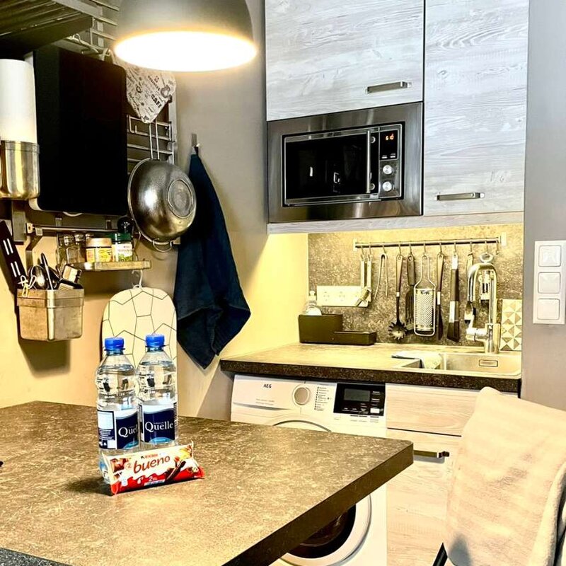 Moderne Einbauküche mit Mikrowelle & Waschmaschine – 1-Zimmer Apartment zur Kurzzeitmiete, Wohnen auf Zeit für 1 bis 6 Monate in Graz