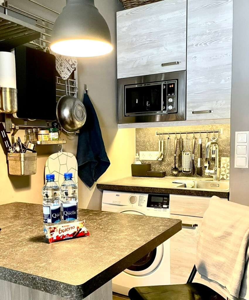 Moderne Einbauküche mit Mikrowelle & Waschmaschine – 1-Zimmer Apartment zur Kurzzeitmiete, Wohnen auf Zeit für 1 bis 6 Monate in Graz