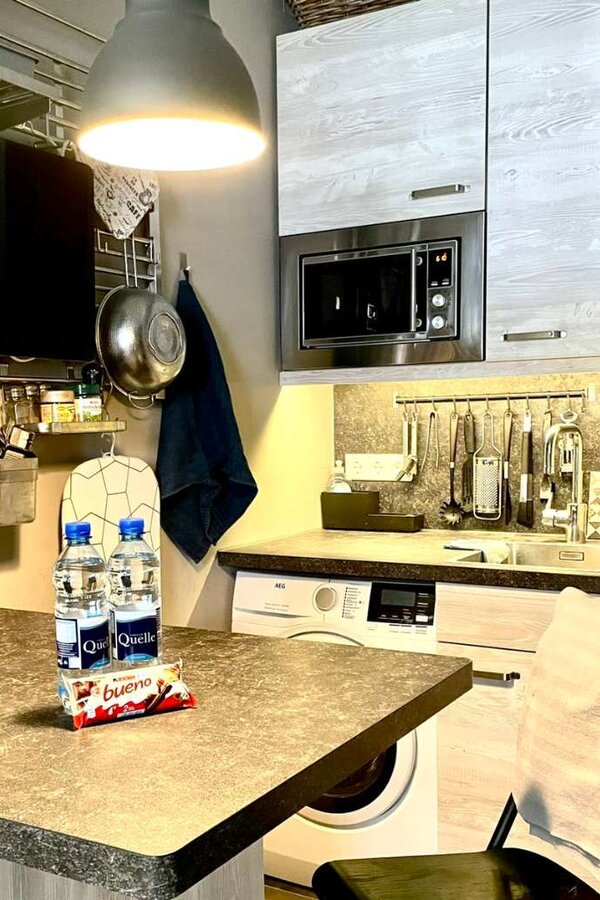 Moderne Einbauküche mit Mikrowelle & Waschmaschine – 1-Zimmer Apartment zur Kurzzeitmiete, Wohnen auf Zeit für 1 bis 6 Monate in Graz