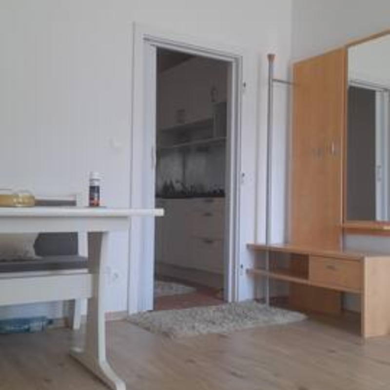 Esstisch und Garderobe