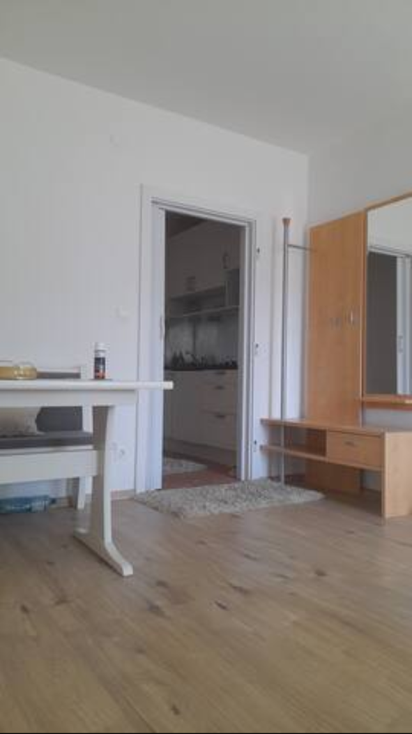 Esstisch und Garderobe